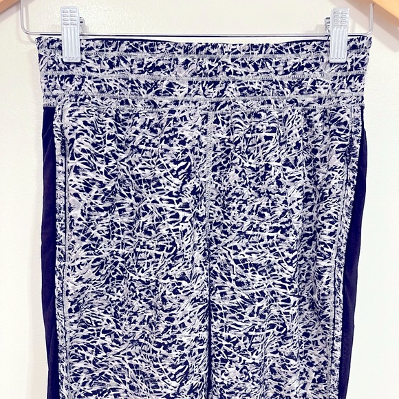 Lululemon For Love Crop Mini Ripple White Seal Grey/Black 2 - Picture 11 of 16